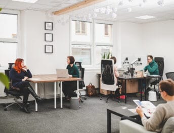 Záběr na coworking Pracovna R51 v Riegrově 51 s lidmi