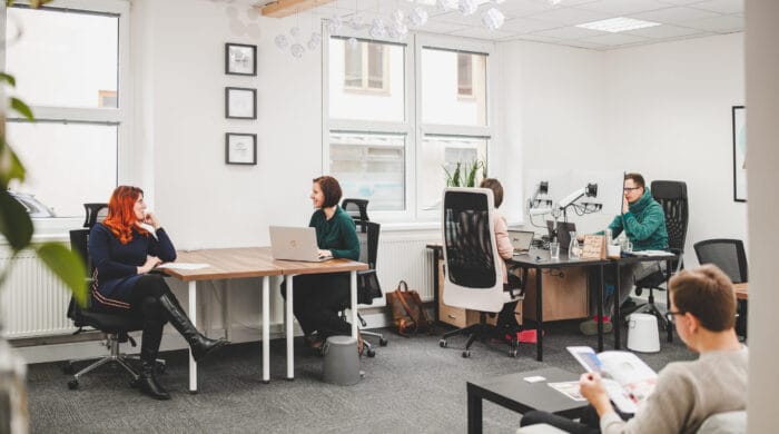 Záběr na coworking Pracovna R51 v Riegrově 51 s lidmi