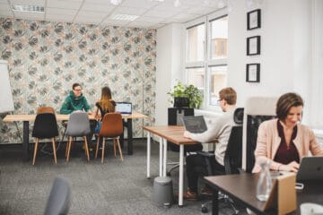 Záběr na coworking Pracovna R51 v Riegrově 51 s lidmi