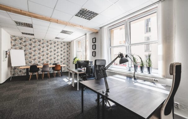 Záběr na pracovní stoly v coworkingu Pracovna R51 v Riegrově 51