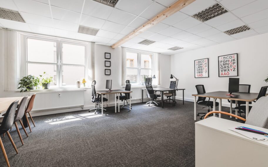 Záběr na pracovní stoly v coworkingu Pracovna R51 v Riegrově 51