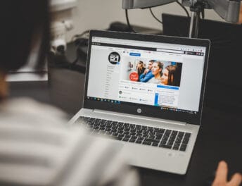 Počítač s Facebook stránkou Riegrovy 51