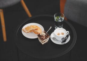 Slaný závin, tiramisu a káva složení coffee breaku 2
