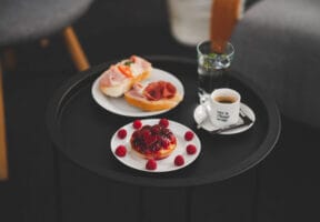 Chlebíček, tartaletka a káva složení coffee breaku 3