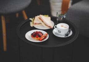 Sendvič, tartaletka, káva a voda složení coffee breaku 4
