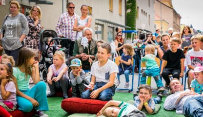 Děti v ulici na akci Riegrova žije před Riegrovou 51