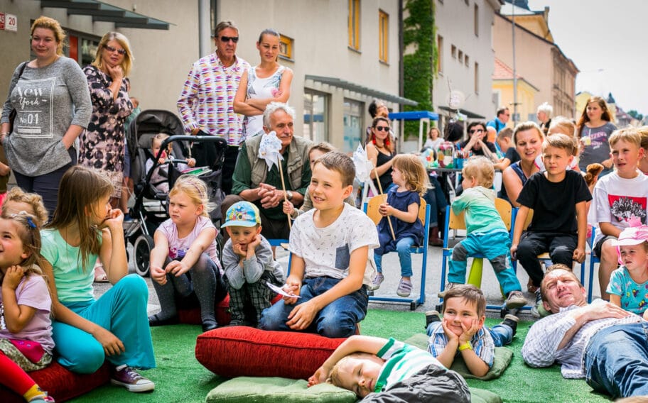 Děti v ulici na akci Riegrova žije před Riegrovou 51