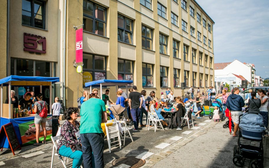 Akce Riegrova žije před Riegrovou 51
