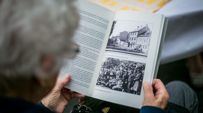 Stránky z knihy Ta továrna o historii Riegrovy 51