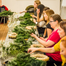 Výroba vánočních věnců během workshopu na festivalu Inspiromat v Riegrově 51