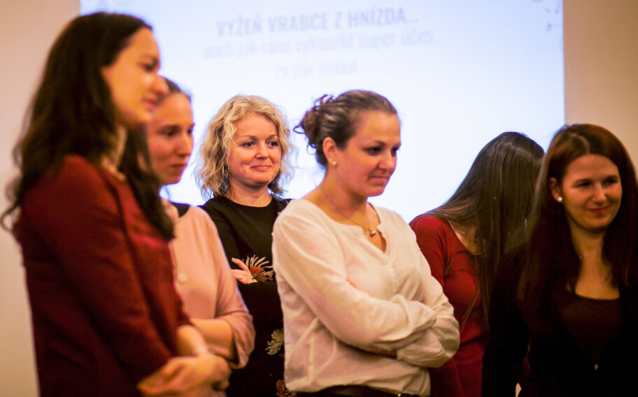 Účastnice workshopu na úpravu účesu během festivalu Inspiromat v Riegrově 51